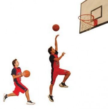 teknik menembak bola basket yang didahului dengan melangkah dua